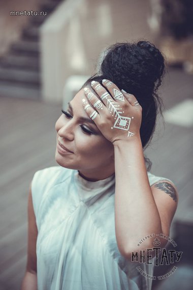 певица Елка Золотые тату