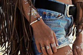 Модные образы с золотыми флэш тату